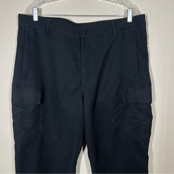 Lululemon Utilitarian Cargo Pants Mens Size 38 Black Classic Fit - Picture 2 of 9